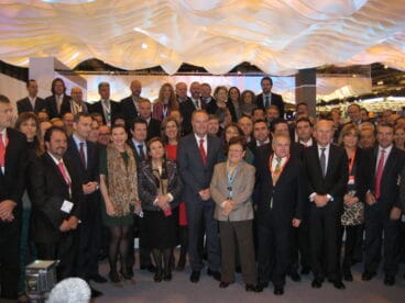 Foto de grupo de las visitas en el estand de Costa Blanca