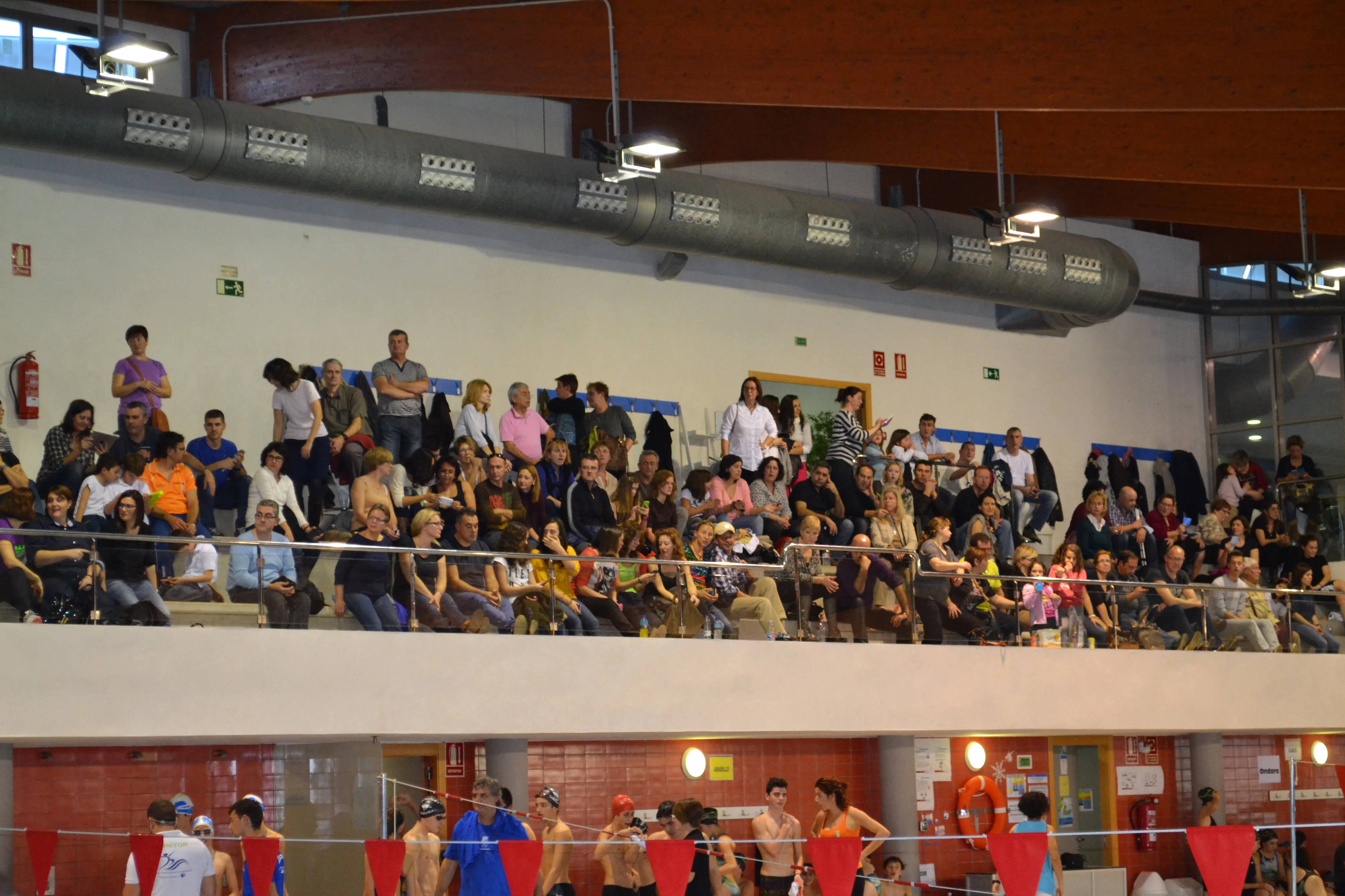 El equipo de Ondara triunfó en la piscina del Centro Deportivo Dénia 1 Gradas llenas en el Centro Deportivo Aqualia