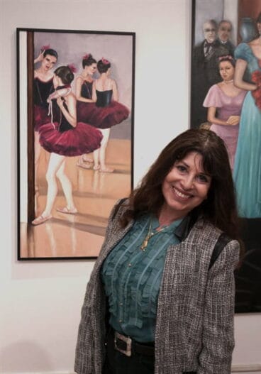 Horacia Leal frente a uno de sus cuadros en la exposición de Nueva York