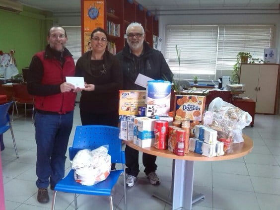 Isabel gallego entrega los alimentos recaudados en el mercadillo navideño