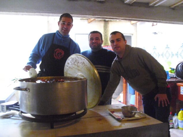 José Candel y su equipo cocinaron cous cous en Baix la Mar