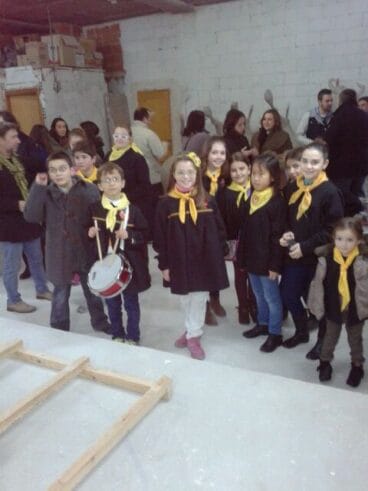 La comisión infantil del Oeste visita el taller de Enric Ginestar