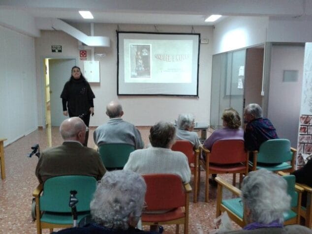 Los mayores de la Residencia disfrutan de proyecciones de cine 1 La concejala Isabel Gallego en el ciclo de Cine per a majors