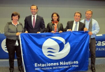 Las autoridades recogen la bandera de turismo excelente