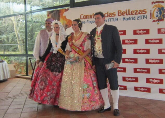 Lorena París con la Bellea del Foc de Alicante