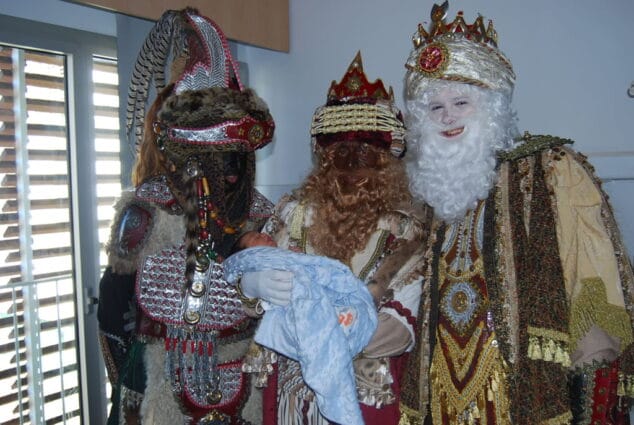 Los Reyes Magos visitaron a los pacientes del hospital y a los residentes de Santa Lucía 1 Los reyes magos en la planta de maternidad del Hospital de Dénia
