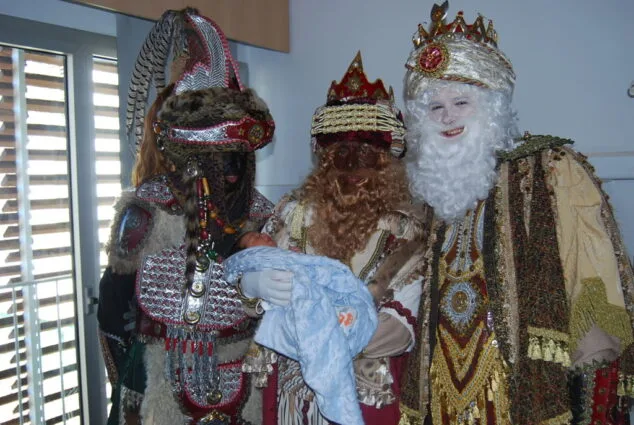 Los reyes magos en la planta de maternidad del Hospital de Dénia