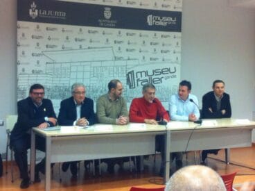 Mesa de la charla sobre juntas locales y ayuntamientos en Gandía