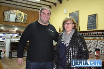 MªFrancisca recoge su premio en Taverna Els Cosins