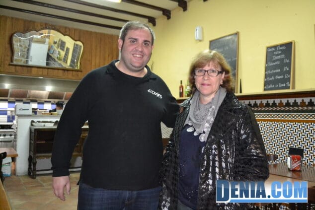 MªFrancisca recoge su premio en Taverna Els Cosins