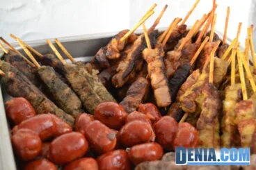 Pinchos y embutidos en el buffet de Voramar