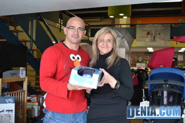 Salva Gimenez con el regalo de Baby Shop