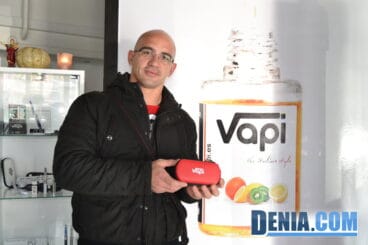 Salva Gimenez con su regalo de E-Vap