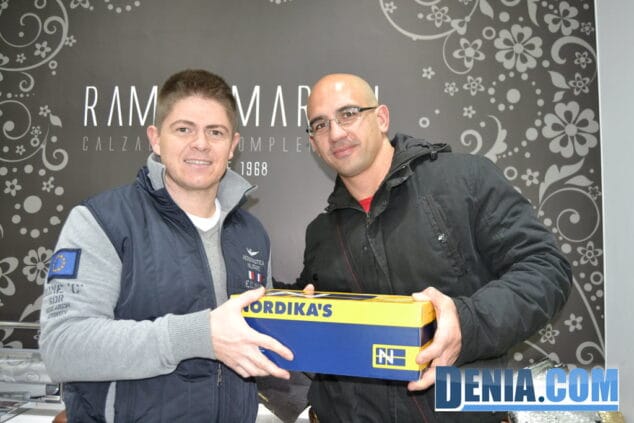 Salva gimenez con su premio de Ramón Marsal