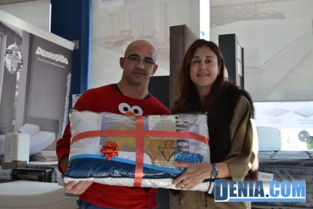 Salva recoge su premio en Don Colchón