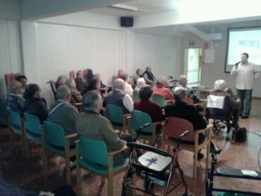 Santi Masó explica a los mayores la película que van a ver