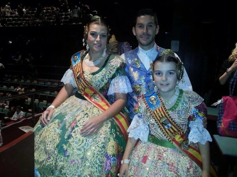 Sara y Paloma junto a Santi Cambra en la presentación de las FFMM de Xàtiva