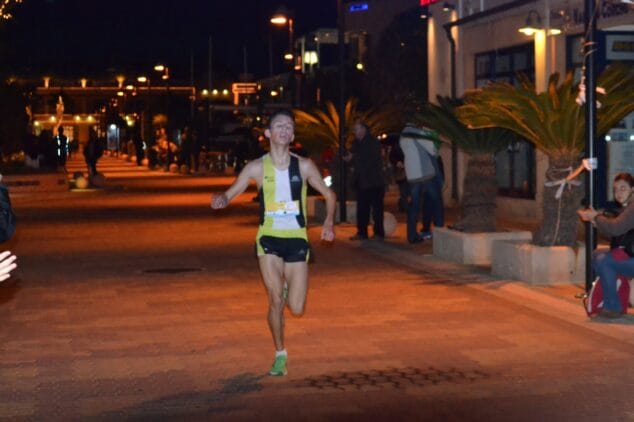 Siro Piña cruzando línea meta