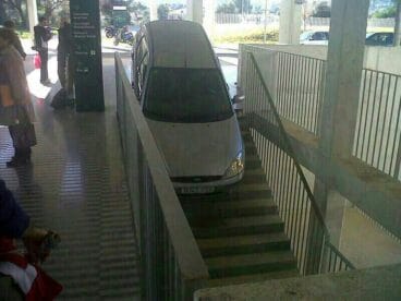 Tursimo en las escaleras del Hospital Marina Salud