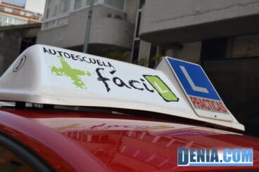 Vehículo de práctias de la Autoescuela Más Fácil en Dénia