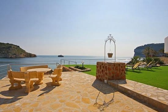 Villa de vacaciones con excelente ubicación justo en la playa de La Barraca en Jávea 2 Vistas Villa Casa Alicia de Quality Rent a Villa
