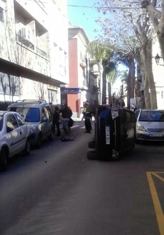 Vuelca un vehículo en la avenida de Valencia