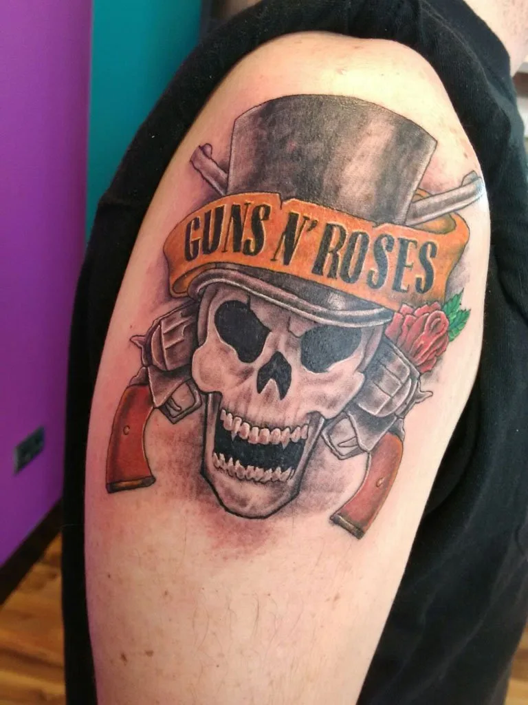 Tatuajes en Dénia - As Meigas Tattoo & Piercing - Guns & Roses