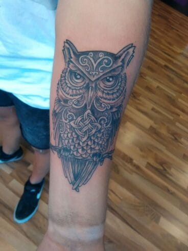 Tatuajes en Dénia – As Meigas Tattoo & Piercing – líneas búho