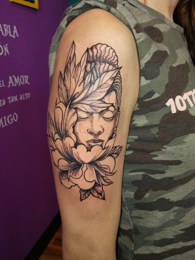 Tatuajes en Dénia – As Meigas Tattoo & Piercing – rostro flores