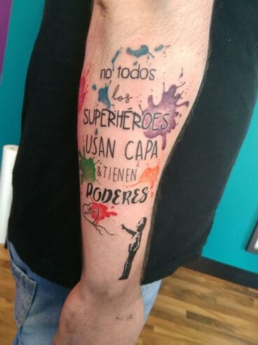 Tatuajes en Dénia – As Meigas Tattoo & Piercing – texto acuarela