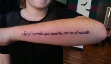 Tatuajes en Dénia – As Meigas Tattoo & Piercing – texto en brazo