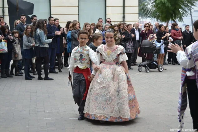 ¡Rompe, Ralph! se enamora de las fallas en la presentación de Leyre Ivars, fallera mayor infantil del Oeste 3 01 Llegada de Joan y Leire a su presentación
