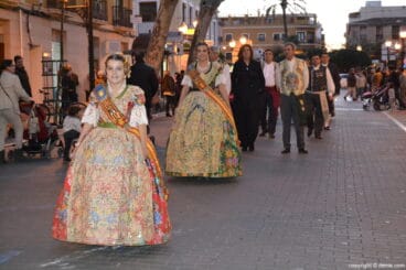 Sara Femenía y Paloma Mangual de camino a la exposición del Ninot