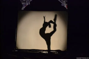 Bailes de sombras en la presentación del Oeste