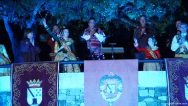 Sara y Paloma con las llaves de la ciudad