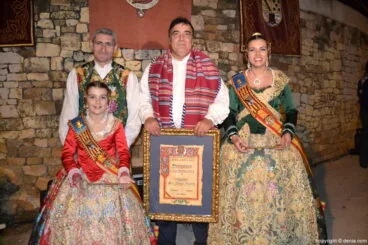 09 Las Falleras Mayores con el pregonero y el presidente