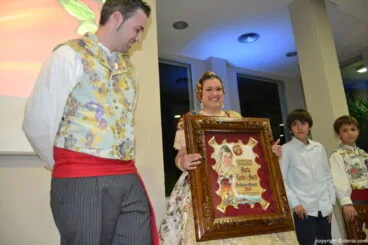 Marta Lledó con su pergamino