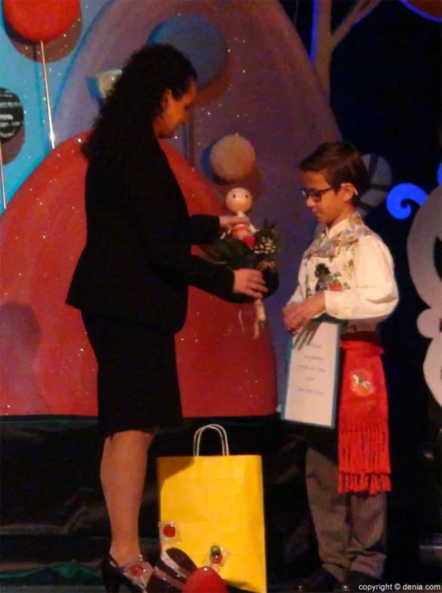 ¡Rompe, Ralph! se enamora de las fallas en la presentación de Leyre Ivars, fallera mayor infantil del Oeste 12 10 Regalo de la exaltadora a Joan Martí