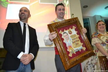 David Ochoa con su pergamino