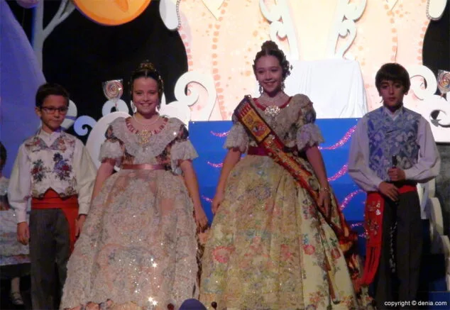 ¡Rompe, Ralph! se enamora de las fallas en la presentación de Leyre Ivars, fallera mayor infantil del Oeste 14 12 Cargos infantiles entrantes y salientes de la falla Oeste