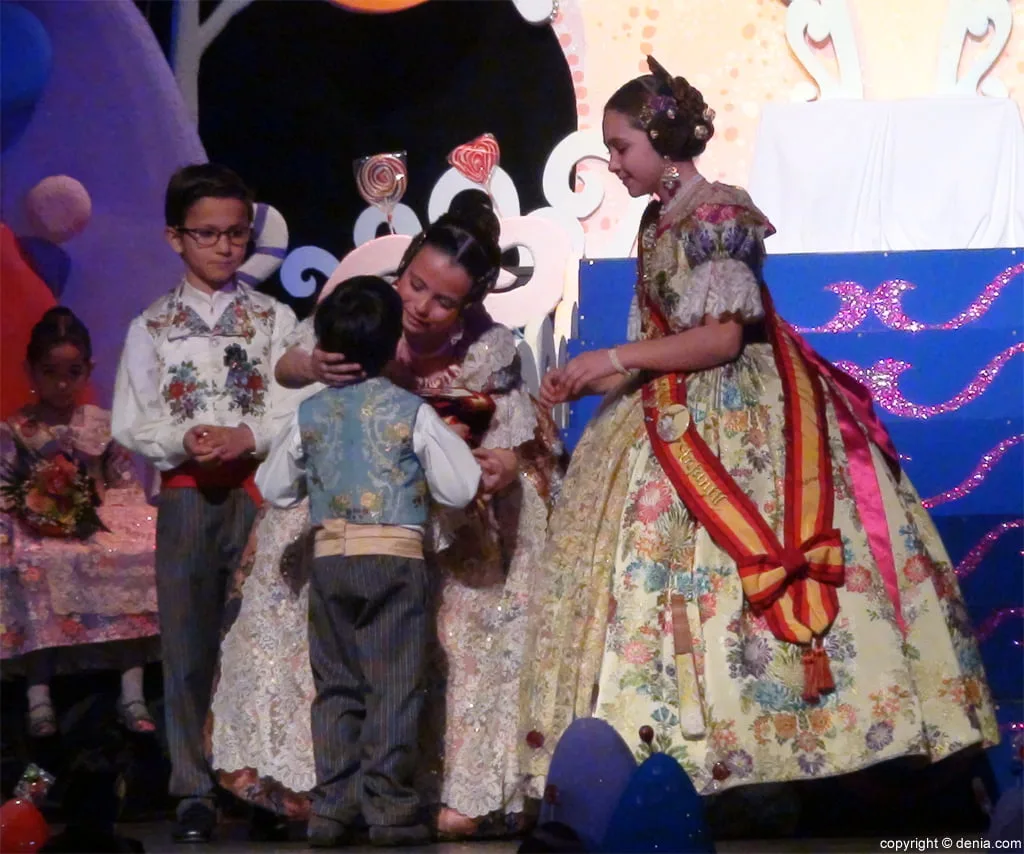 Entrega de la banda de fallera mayor a Leire