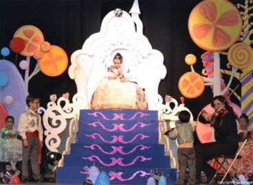 Martín Ivars tocando el violín en la presentación de su hermana