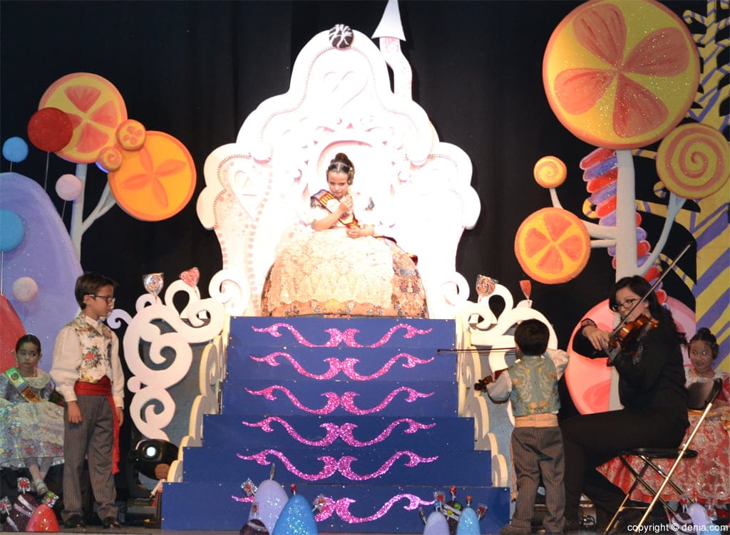 Martín Ivars tocando el violín en la presentación de su hermana