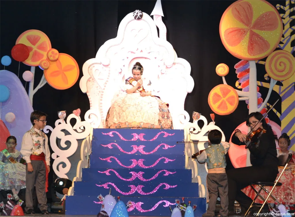 ¡Rompe, Ralph! se enamora de las fallas en la presentación de Leyre Ivars, fallera mayor infantil del Oeste 2 Martín Ivars tocando el violín en la presentación de su hermana