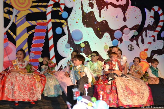 17 Corte de honor de la fallera mayor infantil del Oeste