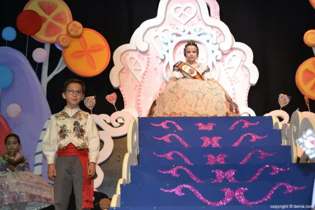 ¡Rompe, Ralph! se enamora de las fallas en la presentación de Leyre Ivars, fallera mayor infantil del Oeste 22 19 Leire y Joan en su presentación