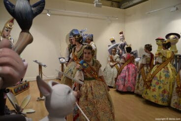 Visita de las Falleras Mayores a la Exposición del Ninot