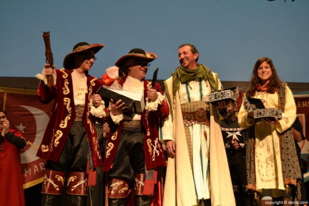 32 Capitanes y abanderados 2014