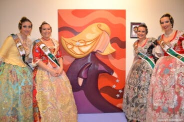 Chicas de la Junta con el Ninot