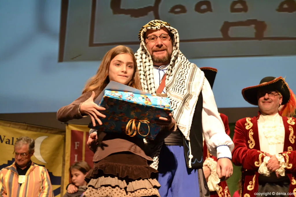 Premiada de la Filà Berebers en el concurso de dibujo
